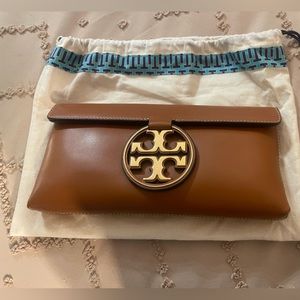 Tory Burch Clutch. Dust bag included. Color: Camel. Original stuffing included.